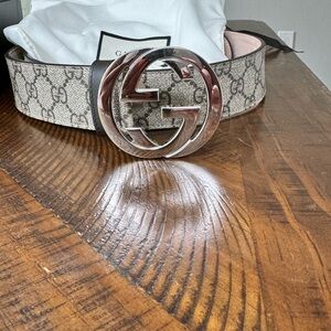 Men’s Gucci belt. Only wore twice. Genuine with box and protective satchel